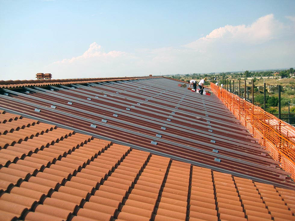 Impianti fotovoltaici installati sul tetto di un edificio a Vittoria (RG), in Sicilia