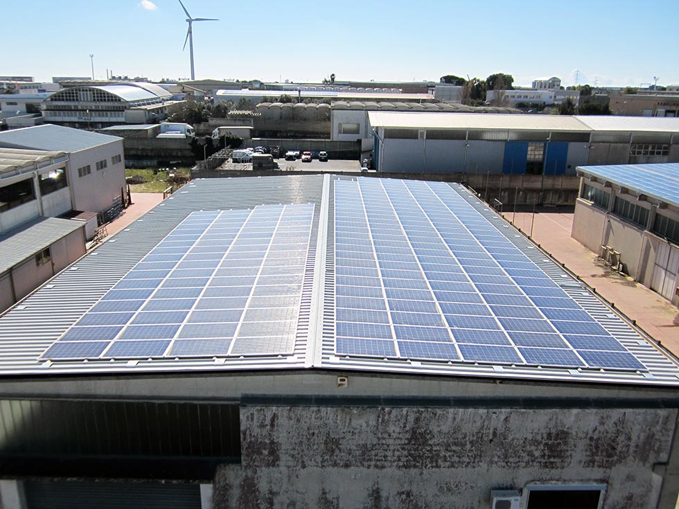 Impianto fotovoltaico installato sul tetto di un edificio a Ragusa (RG)